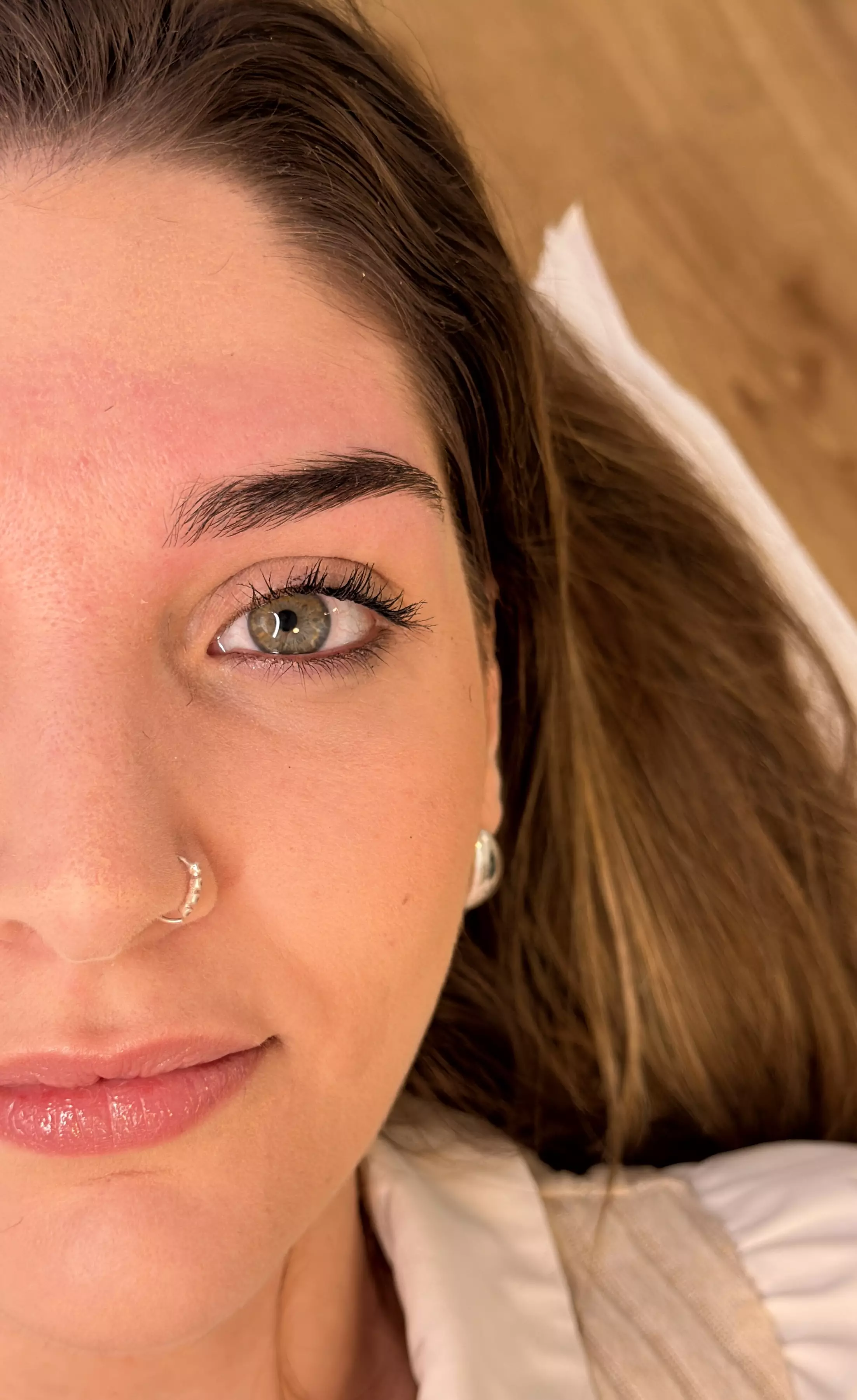 Femme à la peau radieuse, résultat d'un soin esthétique premium